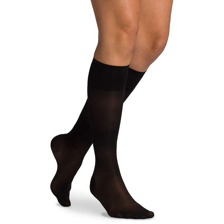 Sigvaris Sheer Fashion - Medias hasta la rodilla para mujer, 15-20 mmHg, color negro