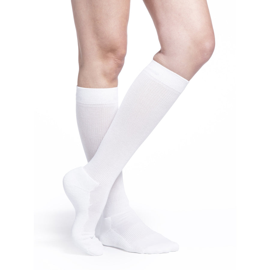 Sigvaris Calcetines hasta la rodilla de algodón acolchado para mujer, 20-30 mmHg, color blanco