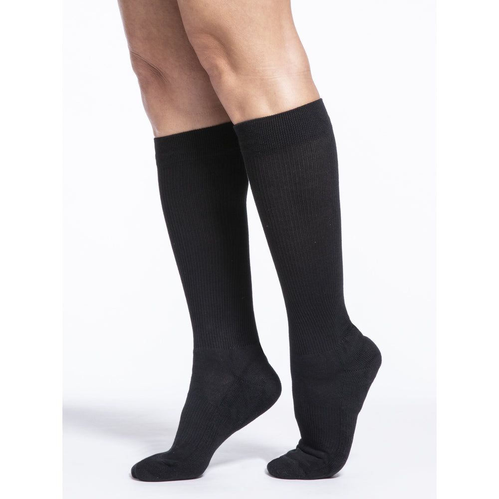 Sigvaris Calcetines hasta la rodilla de algodón acolchado para mujer, 20-30 mmHg, color negro