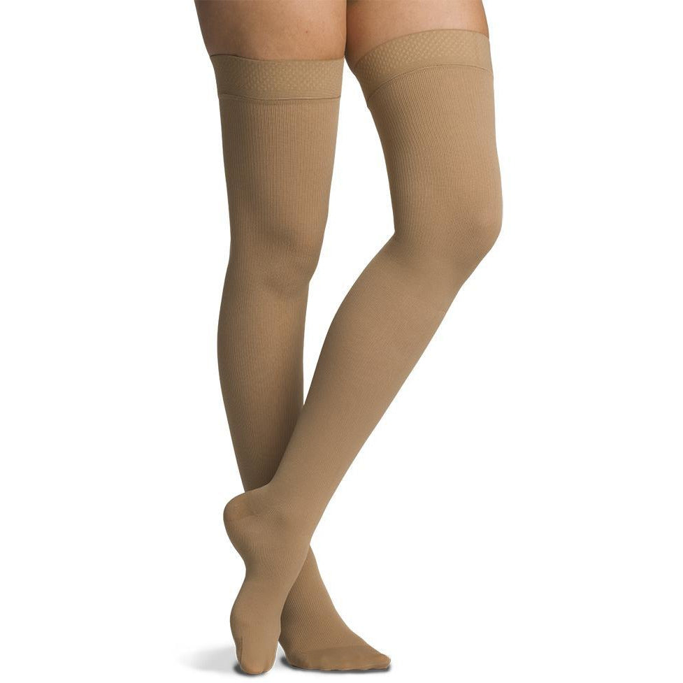 Sigvaris Cotton feminino 30-40 mmHg na altura da coxa, bege claro