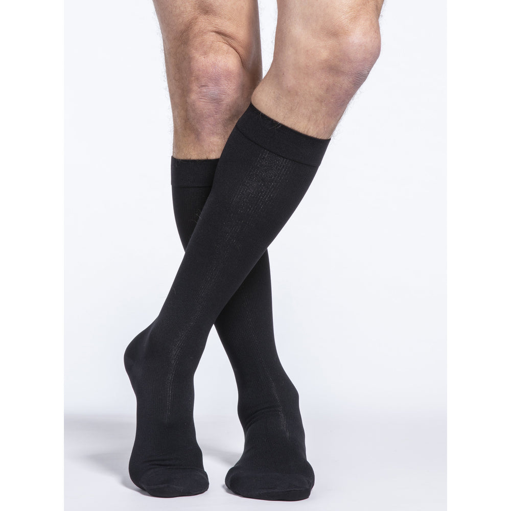 Sigvaris Cotton Rodillera de 20-30 mmHg para hombre con banda de silicona en la parte superior, color negro