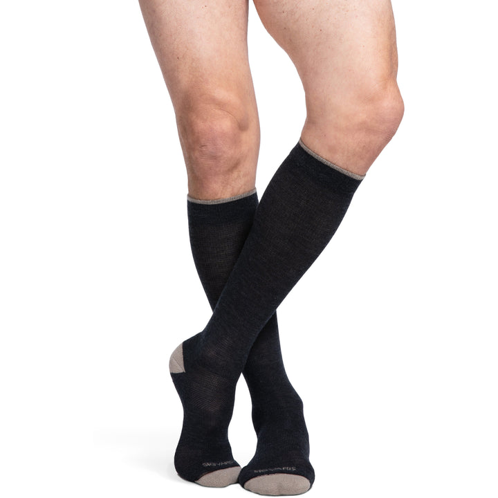 Sigvaris Chaussettes de compression hautes en laine thermorégulatrice 20-30 mmHg, charbon de bois