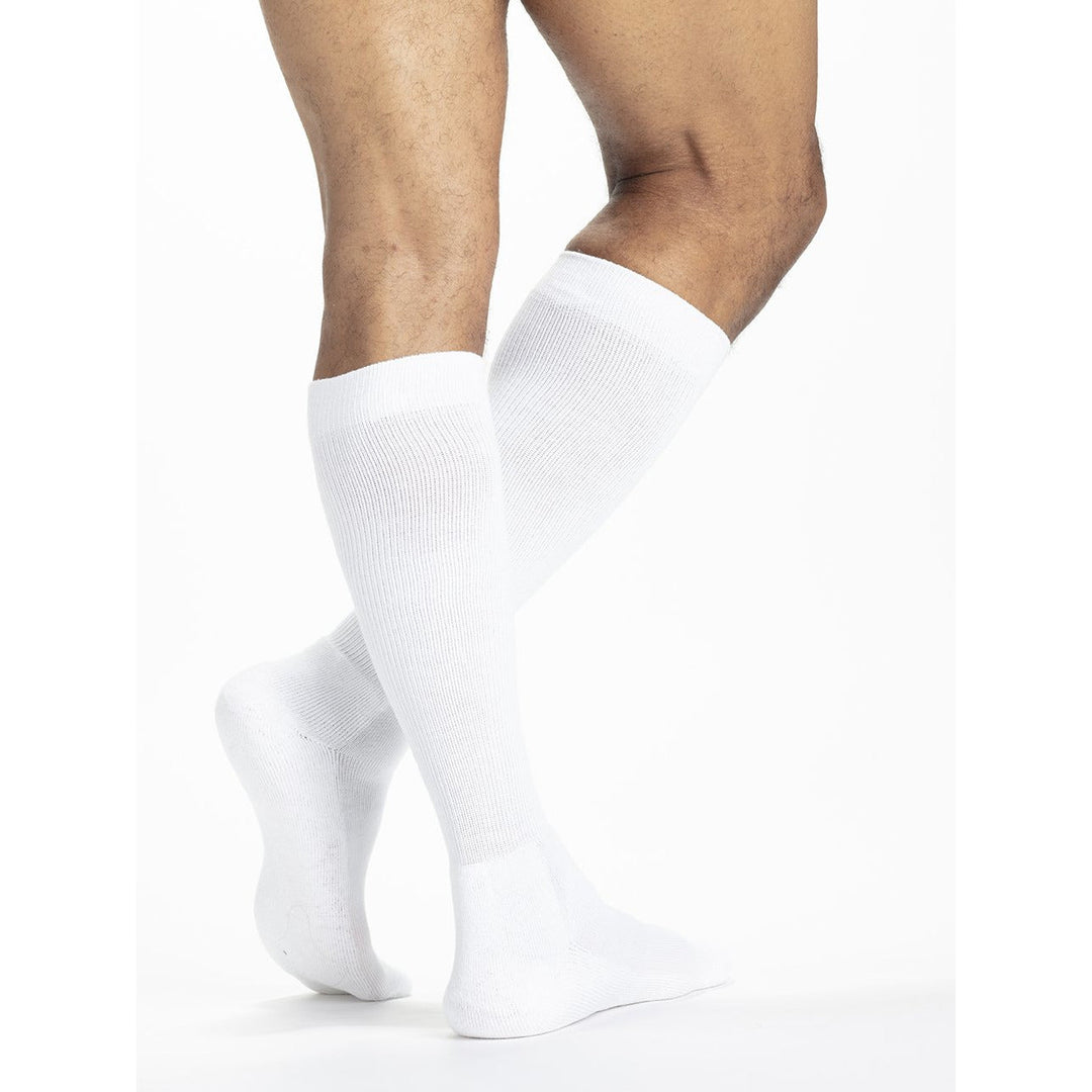 Sigvaris Calcetines de compresión para diabéticos para hombre, 18-25 mmHg, hasta la rodilla