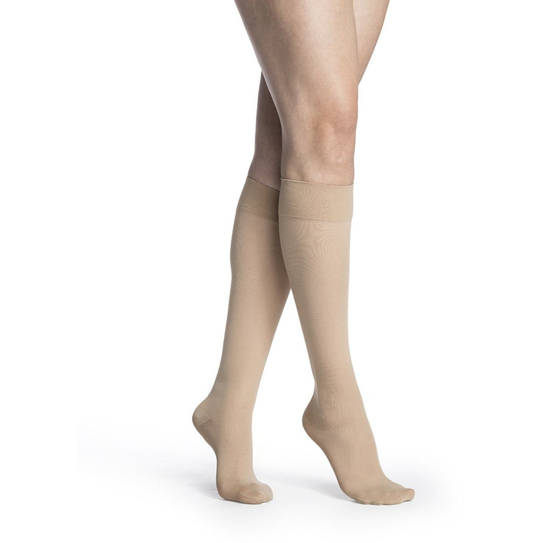 Sigvaris Medium Sheer - Medias hasta la rodilla para mujer, 20-30 mmHg, color miel