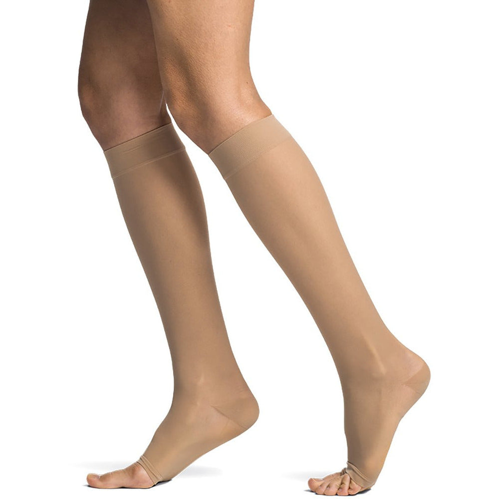 Sigvaris Sheer - Medias hasta la rodilla para mujer, 20-30 mmHg, punta abierta, color dorado