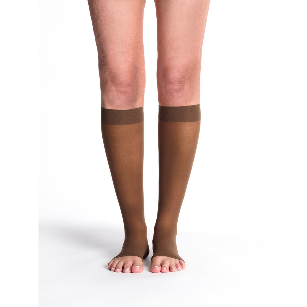 Sigvaris Sheer - Medias hasta la rodilla con punta abierta para mujer, 30-40 mmHg, color moca