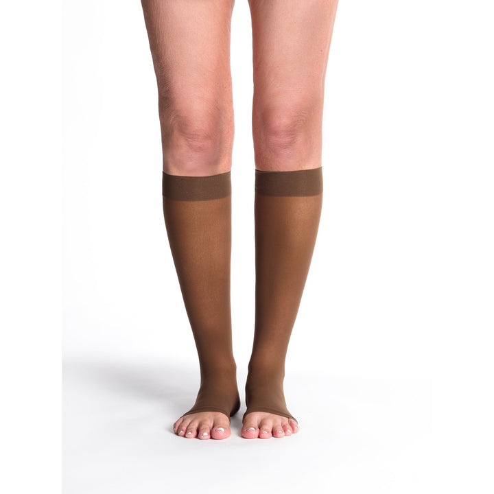 Sigvaris Sheer - Medias hasta la rodilla para mujer, 30-40 mmHg, punta abierta, color moca