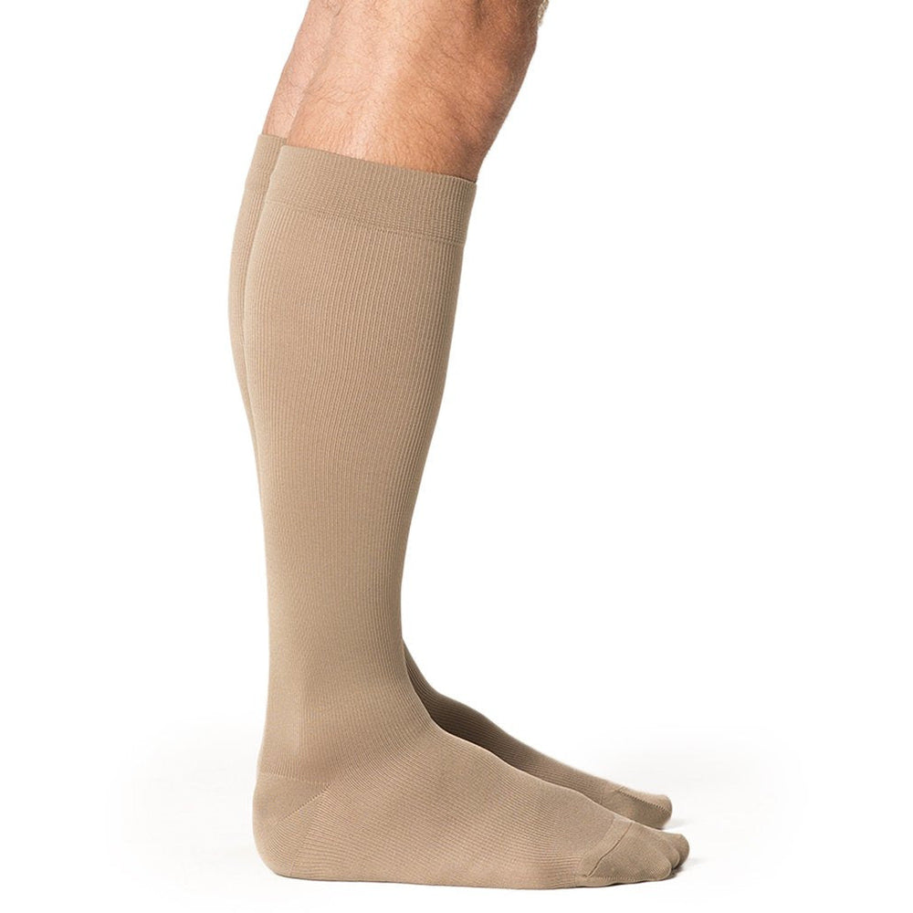 Sigvaris hasta la rodilla de microfibra para hombre, 20-30 mmHg, con parte superior de agarre con cuentas de silicona, color canela y caqui