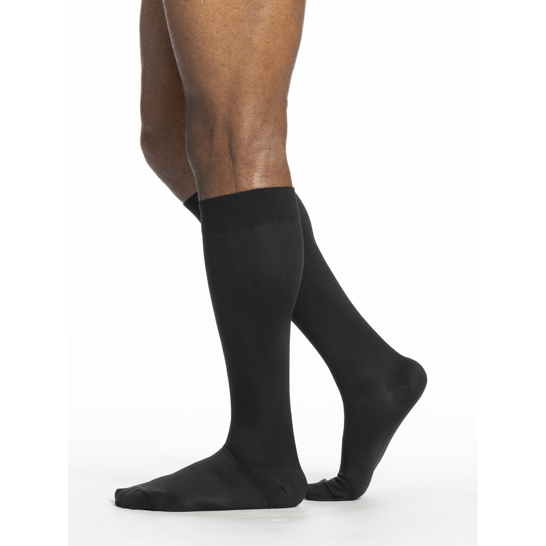 Sigvaris hasta la rodilla de microfibra para hombre, 20-30 mmHg, con parte superior de agarre con cuentas de silicona, color negro