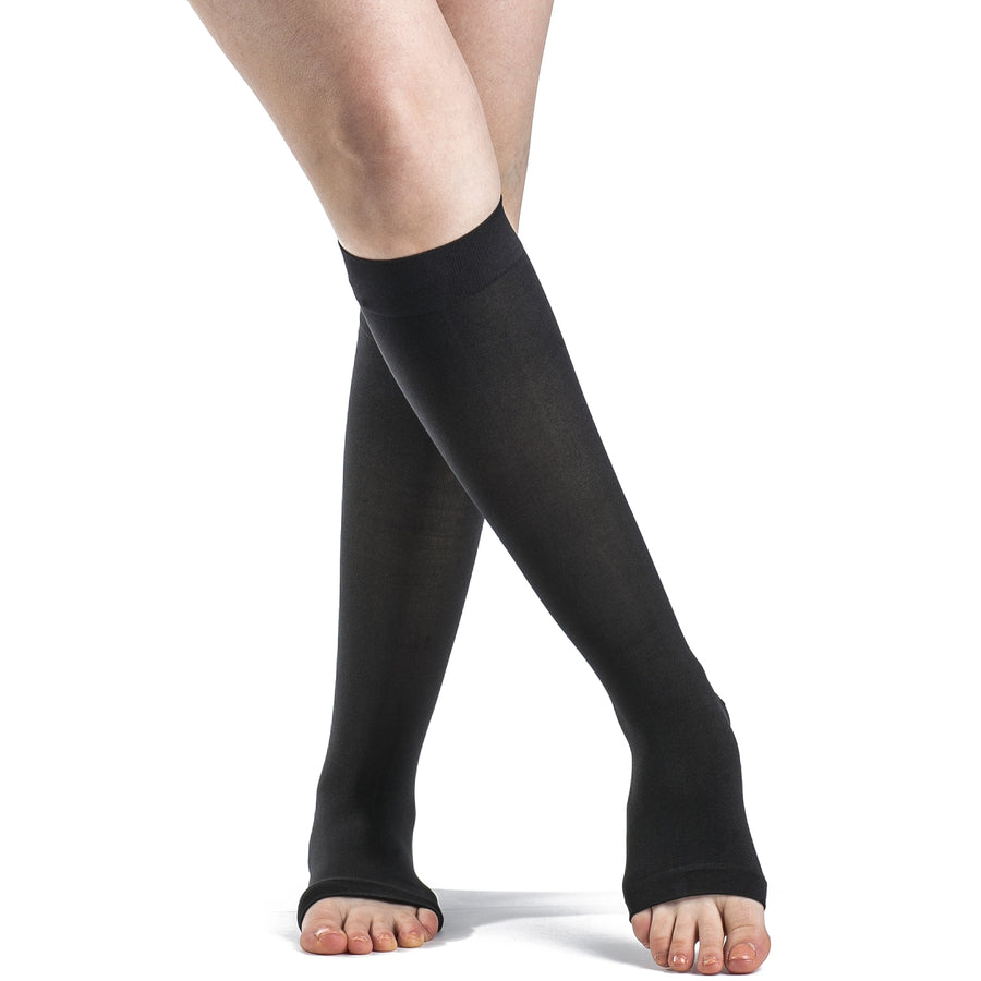 Sigvaris Soft Opaque feminino 30-40 mmHg dedo aberto até o joelho, preto