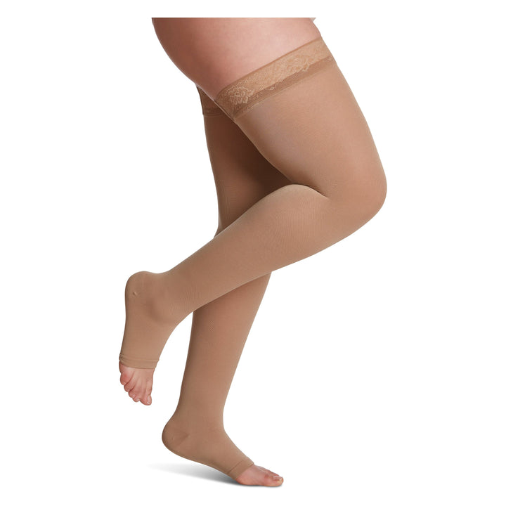 Sigvaris Soft Opaque feminino 15-20 mmHg com dedos abertos na altura da coxa, Chai