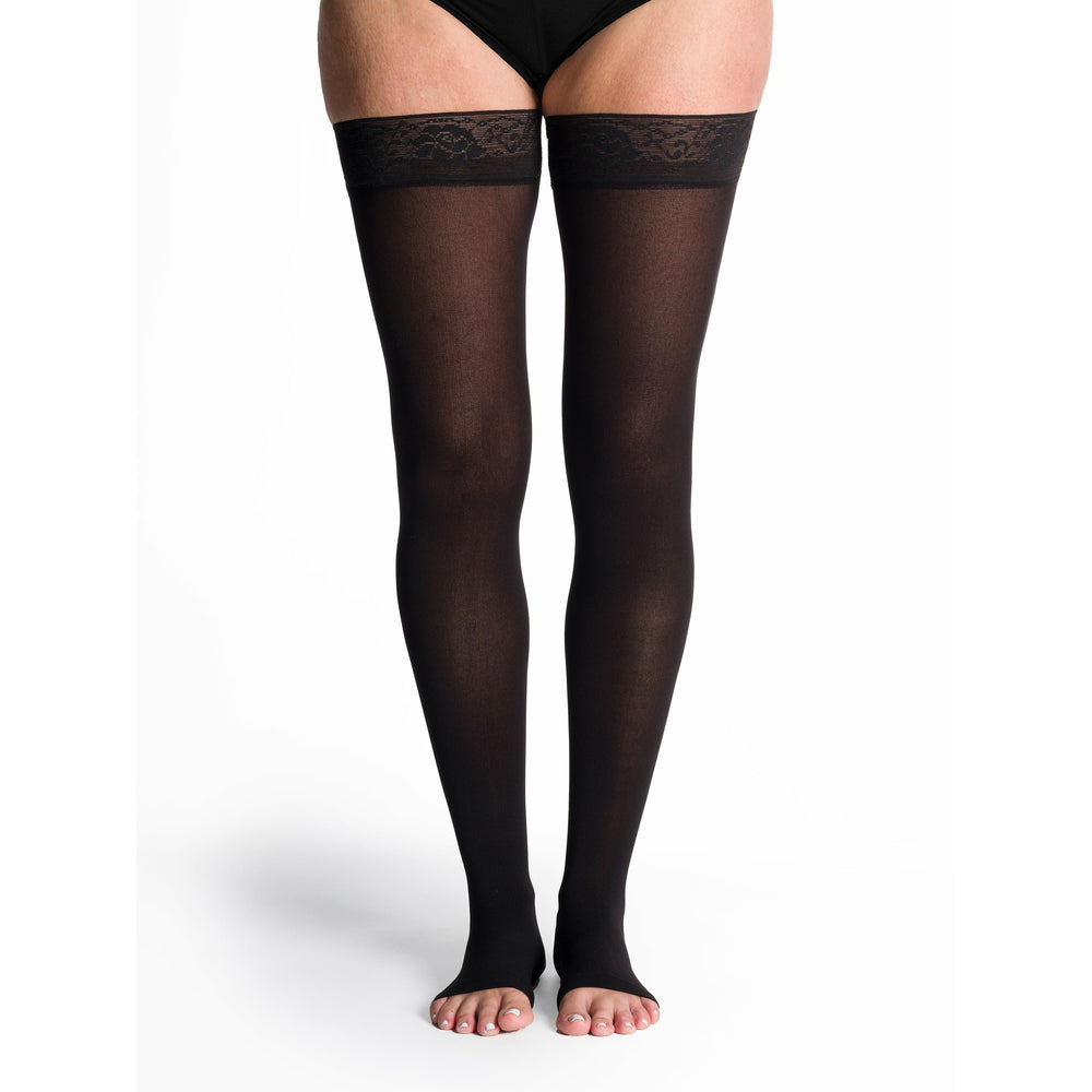 Sigvaris Soft Opaque feminino 20-30 mmHg com dedos abertos na altura da coxa, preto