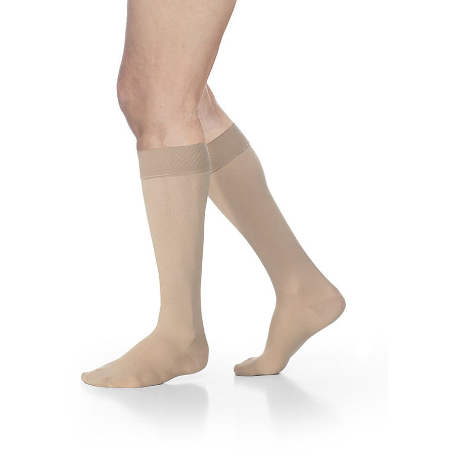 Sigvaris Opaque feminino 30-40 mmHg na altura do joelho com alça de silicone, bege claro