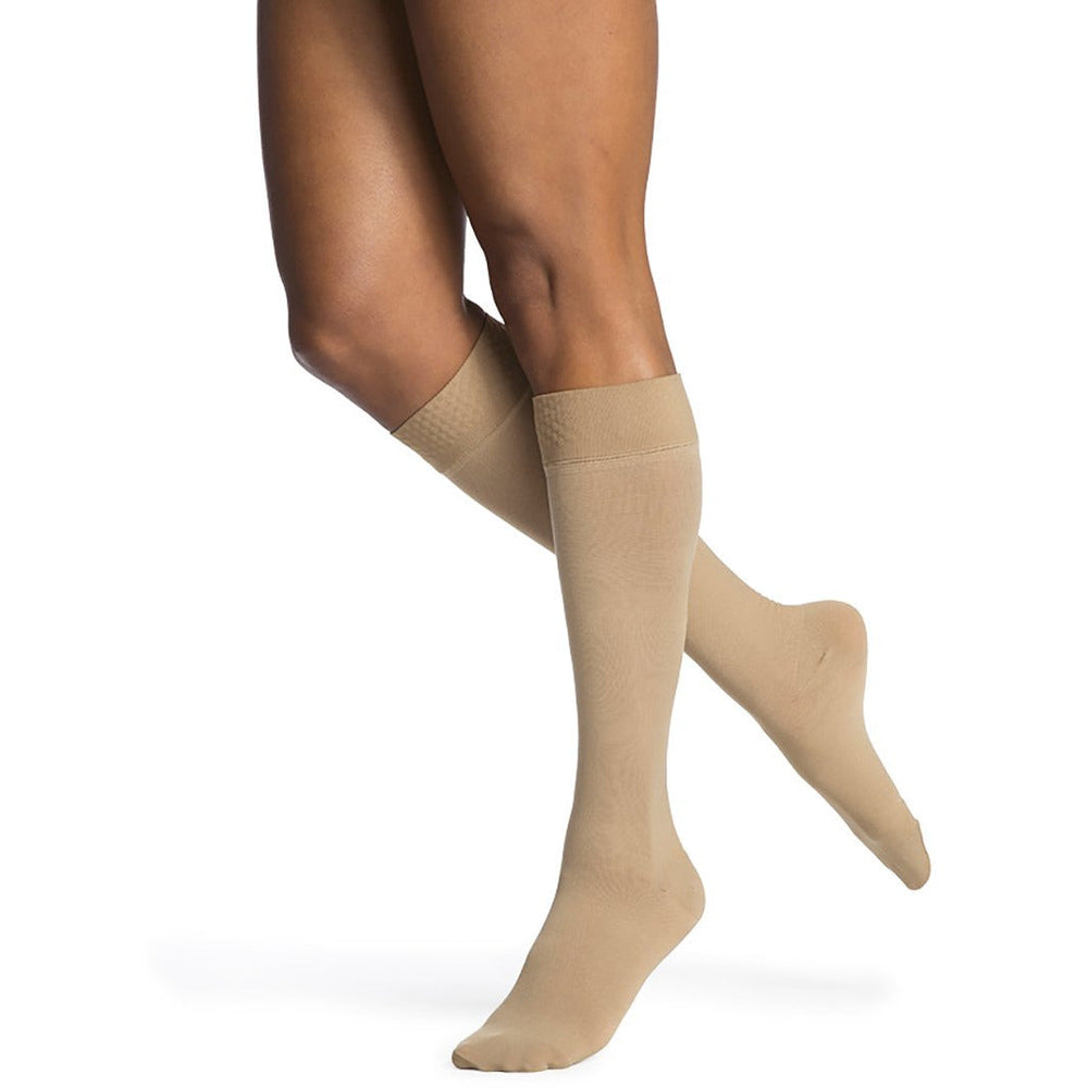 Sigvaris Blickdichte Damen-Kniestrümpfe für 20–30 mmHg mit Silikonband-Grip-Top, Hellbeige