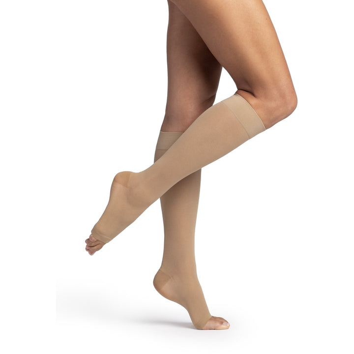 Dynaven Sheer - Medias hasta la rodilla con punta abierta para mujer, 20-30 mmHg, color beige