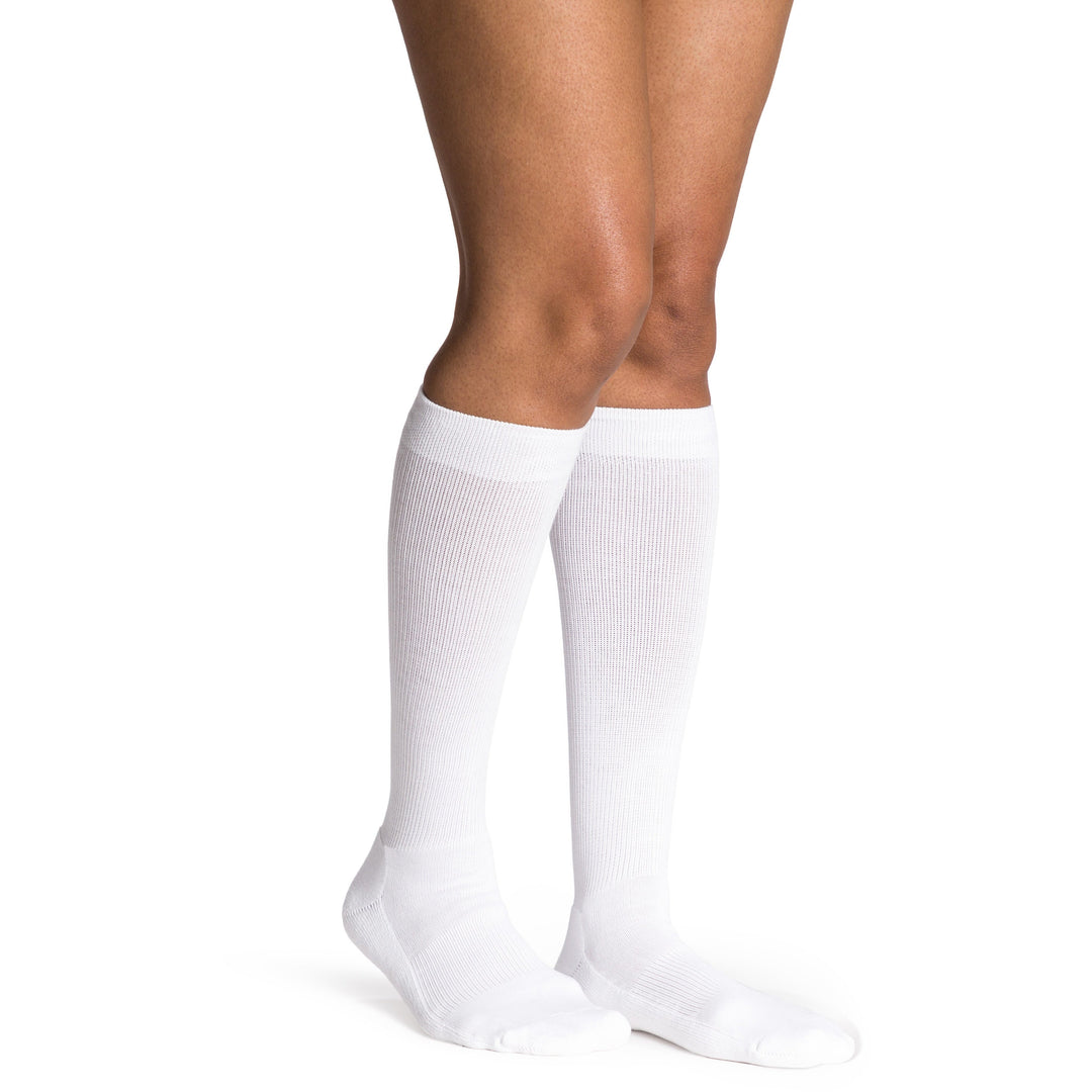 Dynaven - Medias hasta la rodilla acolchadas de 20 a 30 mmHg, color blanco