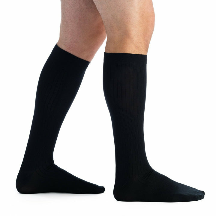 EvoNation Calcetines hasta la rodilla clásicos acanalados de 15 a 20 mmHg, color negro