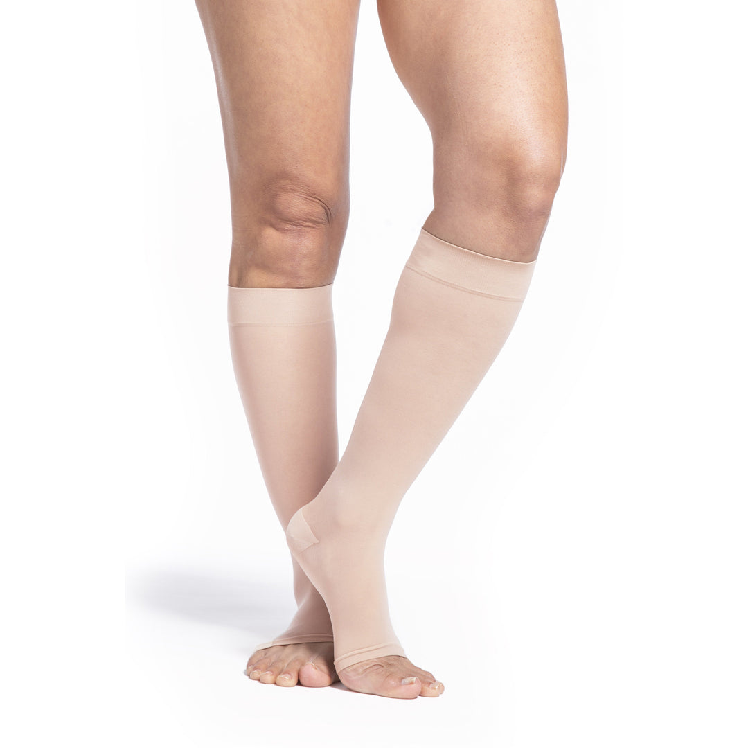 Sigvaris Sheer - Medias hasta la rodilla para mujer, 20-30 mmHg, punta abierta, almendra tostada