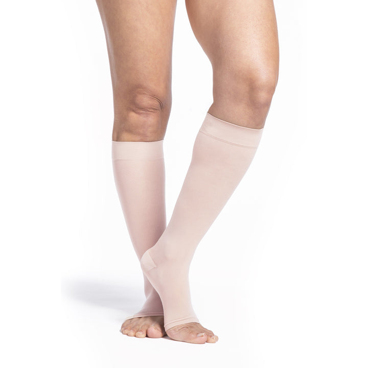 Sigvaris Sheer Damen-Kniestrümpfe mit offenem Zehenbereich, 20–30 mmHg, warmer Sand