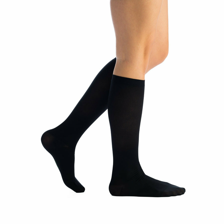 EvoNation Medias hasta la rodilla de microfibra sólida para mujer, 15-20 mmHg, color negro