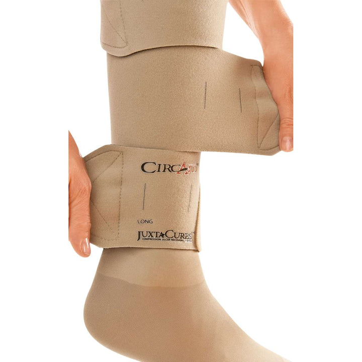 Circaid juxtacure l'enveloppement de compression du bas de la jambe, enfilage
