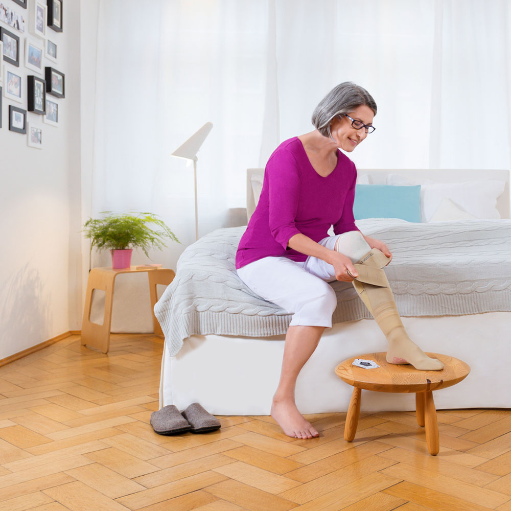 Circaid Juxtacures Unterschenkel-Kompressionsbandage, Frauen, die das Kleidungsstück anziehen