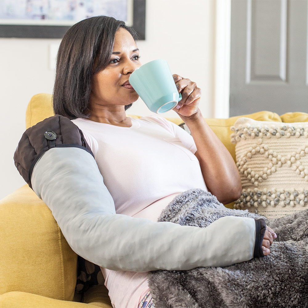 Manchon de bras en mousse Circaid Profile, extra-large, femme sur un canapé