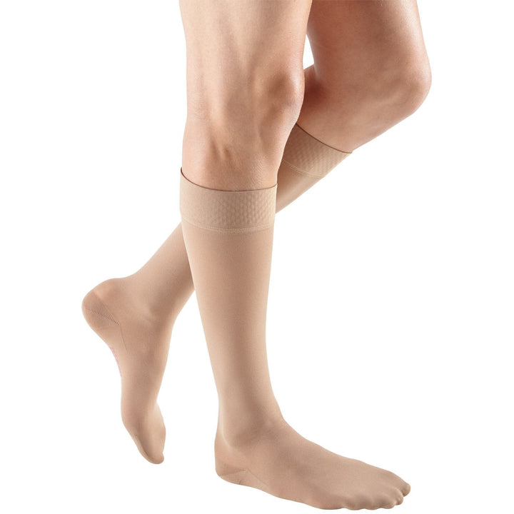 Mediven Plus 20-30 mmHg na altura do joelho com faixa superior de silicone, bege