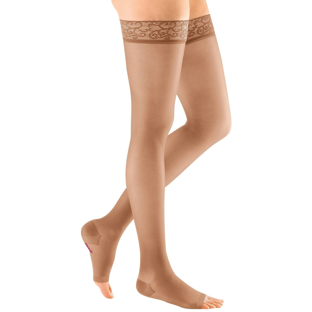 Mediven Sheer & Soft feminino 15-20 mmHg com dedos abertos na altura da coxa, natural