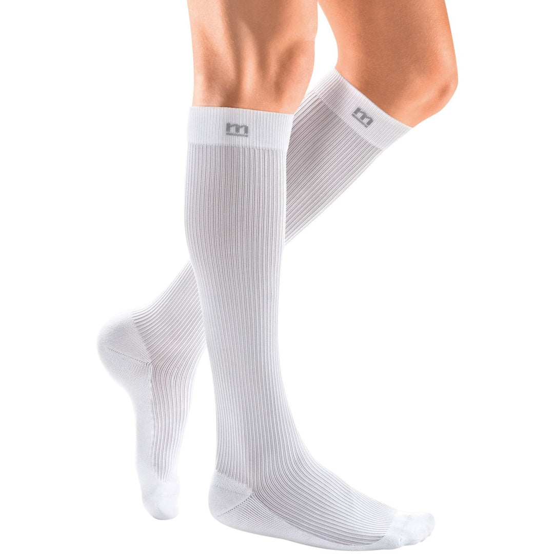 Calcetines hasta la rodilla Mediven Active 15-20 mmHg, color blanco