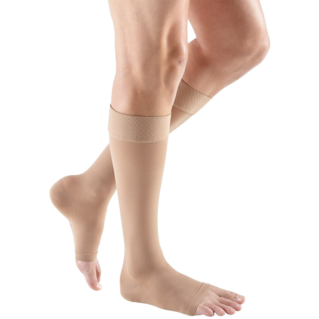 Medias hasta la rodilla con puntera abierta Mediven Plus de 30-40 mmHg con banda superior de silicona, color beige