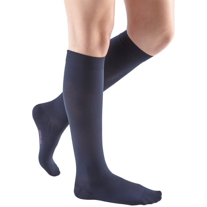 Mediven Comfort 30-40 mmHg na altura do joelho, azul marinho