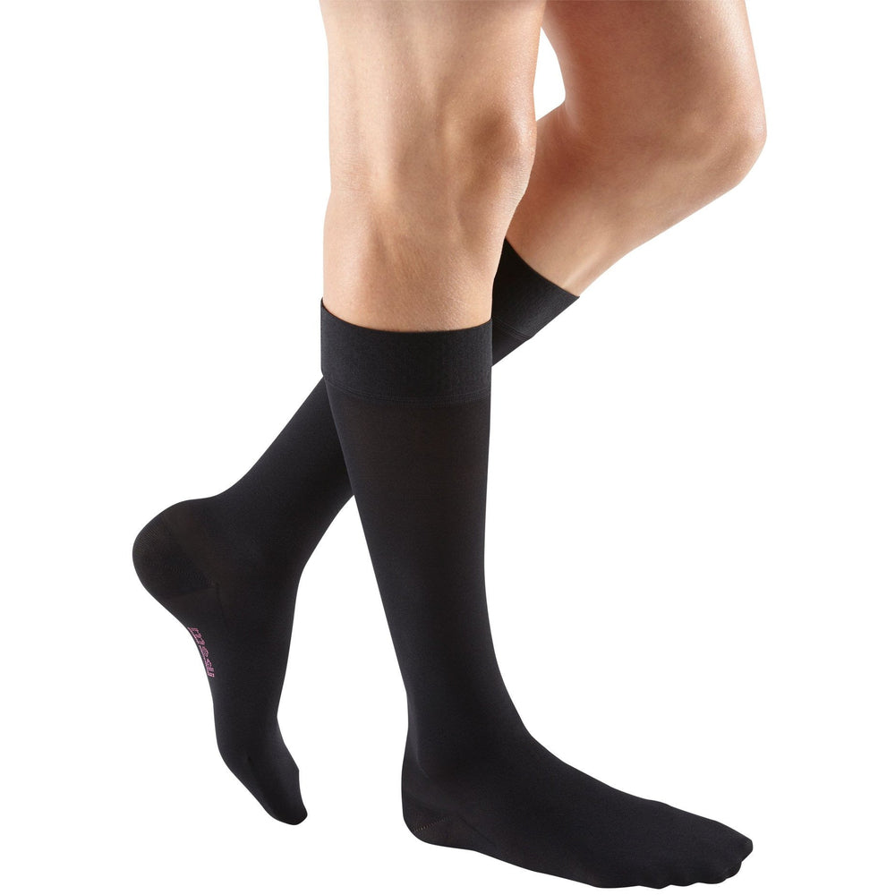 Mediven Plus 30-40 mmHg na altura do joelho com faixa superior com contas de silicone, preta