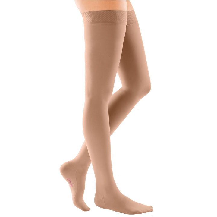 Mediven Comfort 20-30 mmHg na altura da coxa com faixa superior de silicone frisada, natural