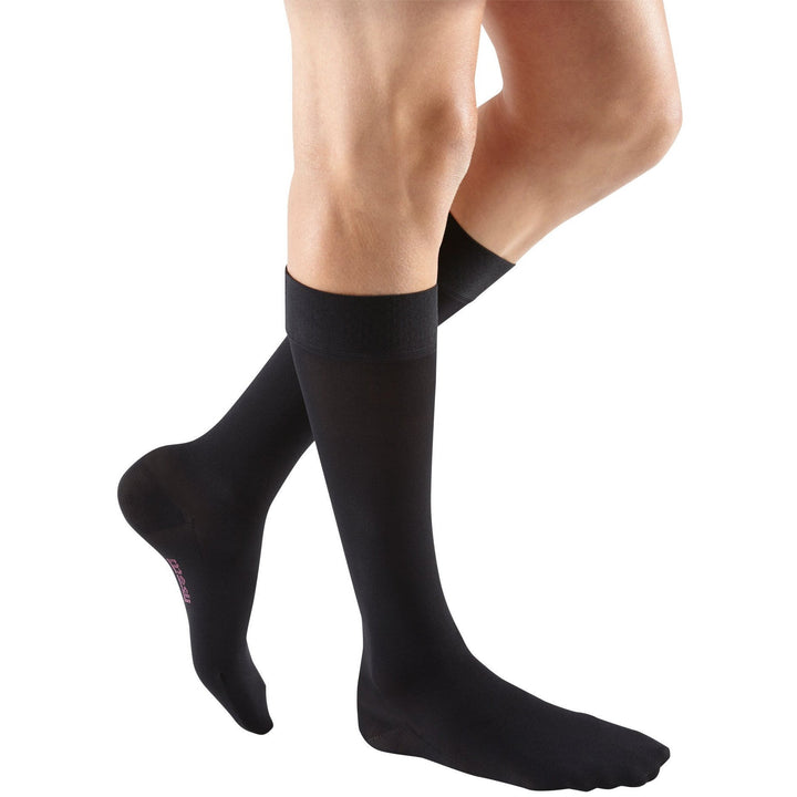 Mediven Plus 20-30 mmHg na altura do joelho com faixa superior de silicone, preta