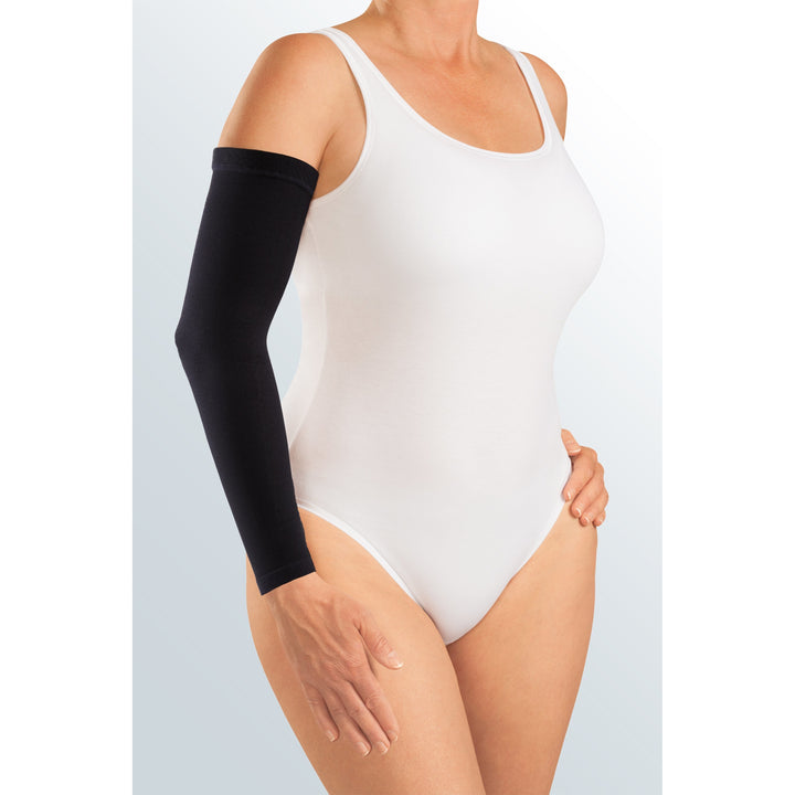 Mediven Harmony 30-40 mmHg Armsleeve مع شريط علوي من السيليكون مطرز، أسود