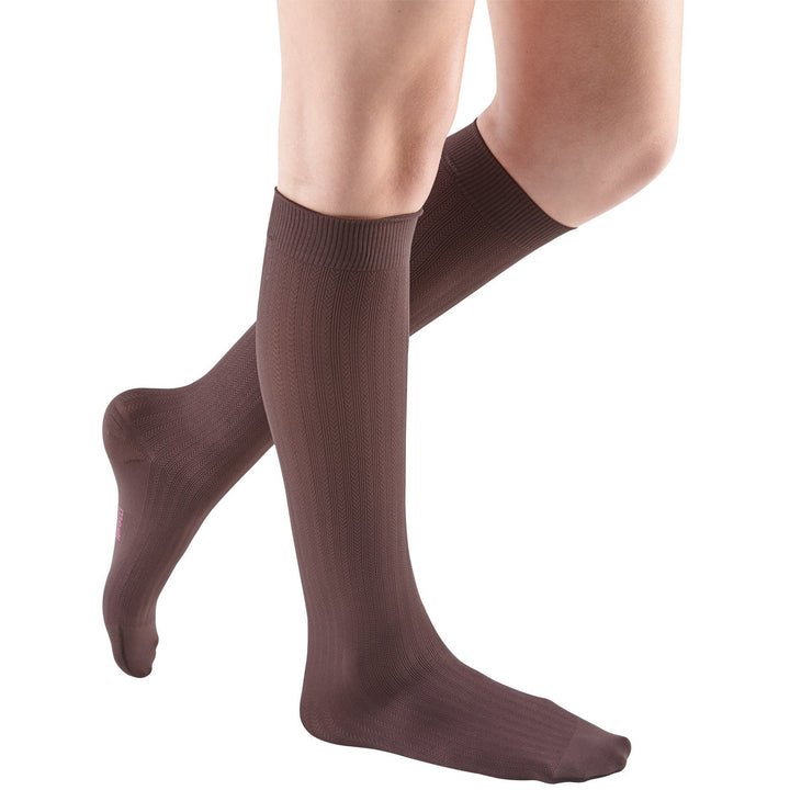 Mediven Comfort Vitality feminino 20-30 mmHg na altura do joelho, chocolate