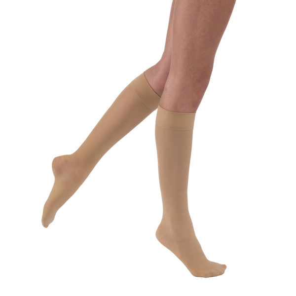 Calcetines hasta la rodilla JOBST ® UltraSheer SoftFit para mujer de 30-40 mmHg. Natural