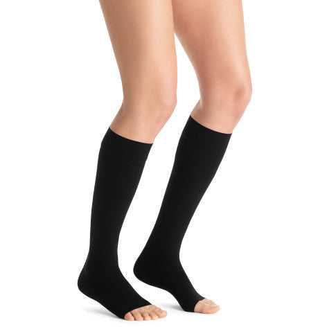 JOBST ® حذاء نسائي غير شفاف SoftFit مقاس 20-30 مم زئبق مفتوح عند أصابع القدم حتى الركبة، أسود