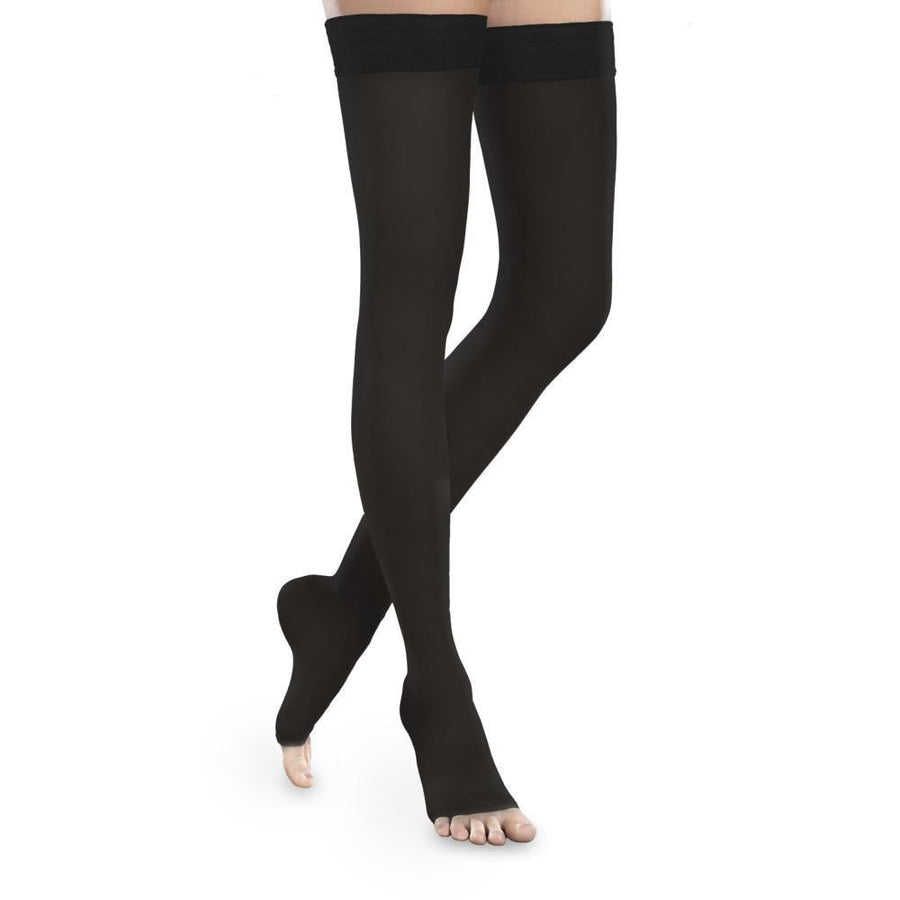 Therafirm Sheer Ease feminino 20-30 mmHg com dedos abertos na altura da coxa, preto