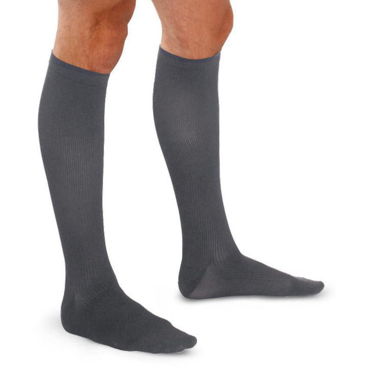 Therafirm Calcetines hasta la rodilla acanalados de 20 a 30 mmHg para hombre, color carbón