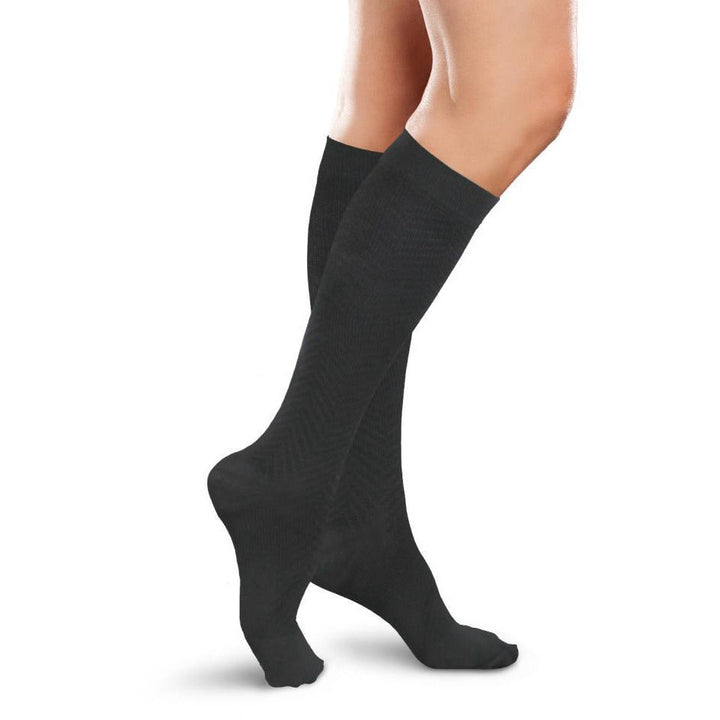 Therafirm Ease Opaque - Medias hasta la rodilla para mujer, 15-20 mmHg Chevron, color negro