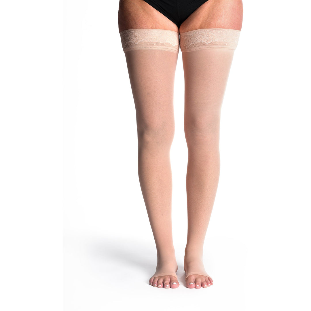 Sigvaris Sheer feminino 15-20 mmHg com dedos abertos na altura da coxa, areia quente