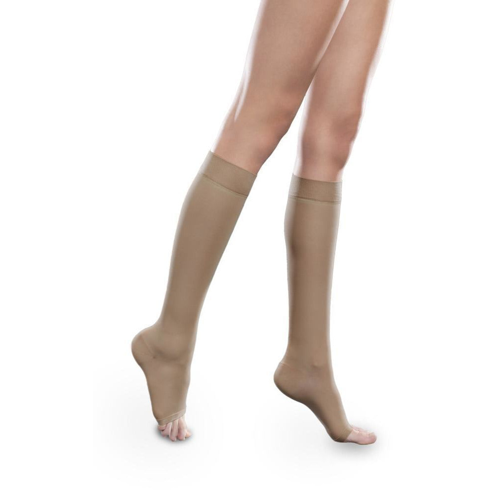 Therafirm Sheer Ease - Medias hasta la rodilla para mujer, 15-20 mmHg, punta abierta, color arena